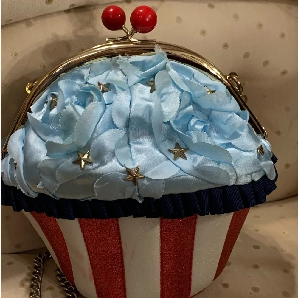 Betsy Johnson, rare ice cream cone Crossbody bag - Picture 3 of 10